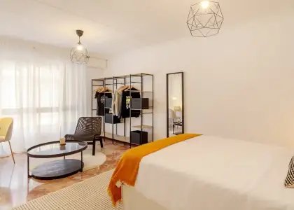 Habitación en piso compartido de 5 habitaciones en Alicante, algunos gastos incluidos, solo para profesionales, se admiten estudiantes. en Alicante (Alacant)