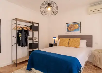 Habitación en piso compartido de 5 habitaciones en Alicante, algunos gastos incluidos, solo para profesionales, se admiten estudiantes. en Alicante (Alacant)
