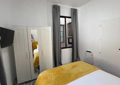 Habitación en piso compartido de 6 habitaciones en alquiler en Albaycín perfecta para chicas, profesionales y estudiantes en Granada