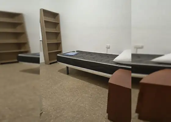 Habitación en un apartamento compartido de 4 habitaciones en El Carmelo, con todos los gastos incluidos. en Barcelona