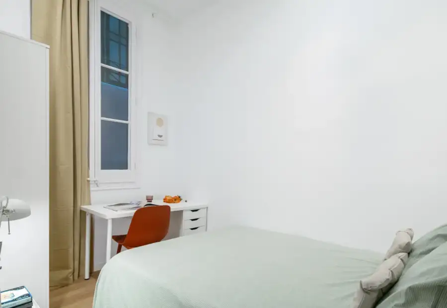 Habitación en un piso compartido de 6 habitaciones en alquiler en la Dreta de l'Eixample, solo para profesionales. en Barcelona
