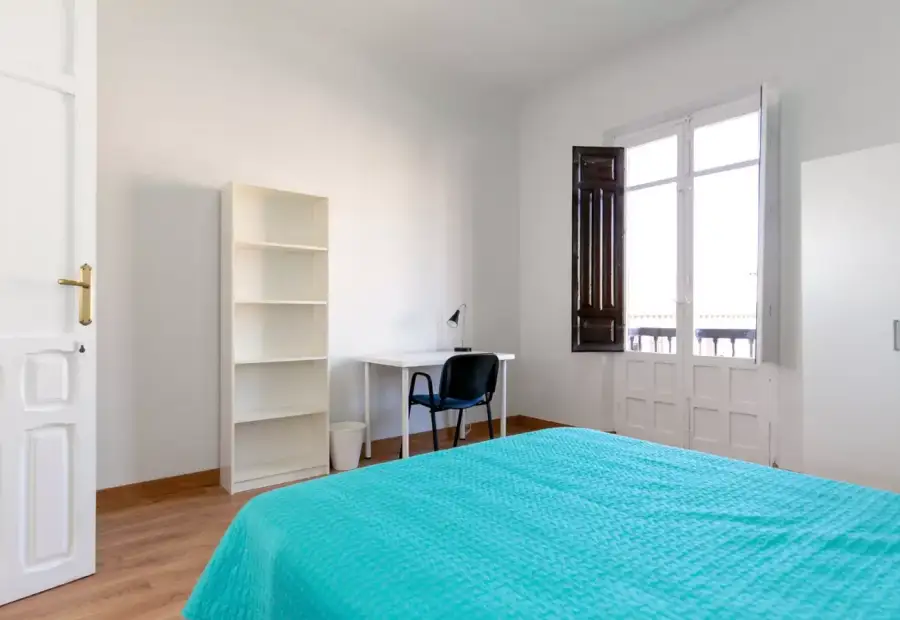 Habitación en un piso compartido de 7 habitaciones en alquiler en San Ildefonso. en Granada