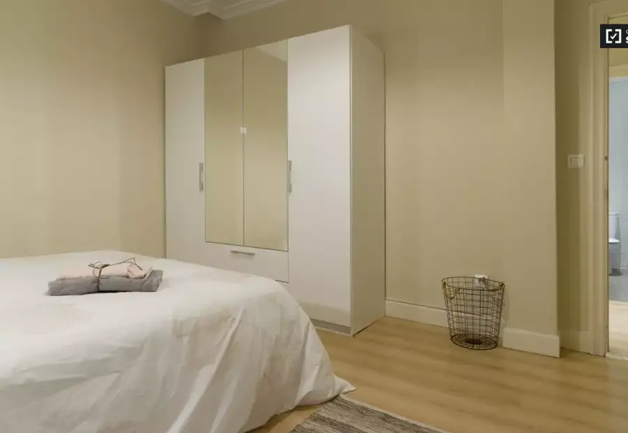 Habitación en un piso compartido de 8 habitaciones en Abando, con todos los gastos incluidos, ideal para profesionales y estudiantes. en Bilbao