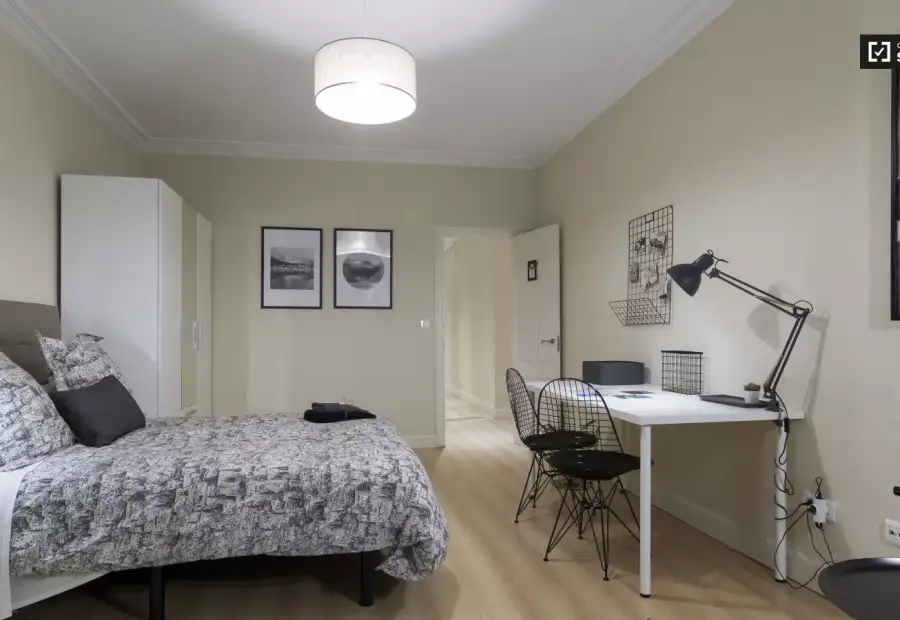 Habitación en un piso compartido de 8 habitaciones en Abando, con todos los gastos incluidos, ideal para profesionales y estudiantes. en Bilbao