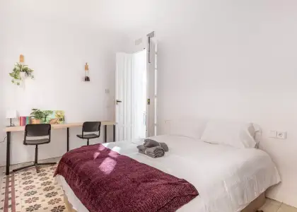 Se alquila habitación doble en piso de 8 habitaciones en Granada en Granada