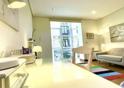 Se alquila habitación en apartamento de 4 dormitorios en Abando e Indautxu en Bilbao