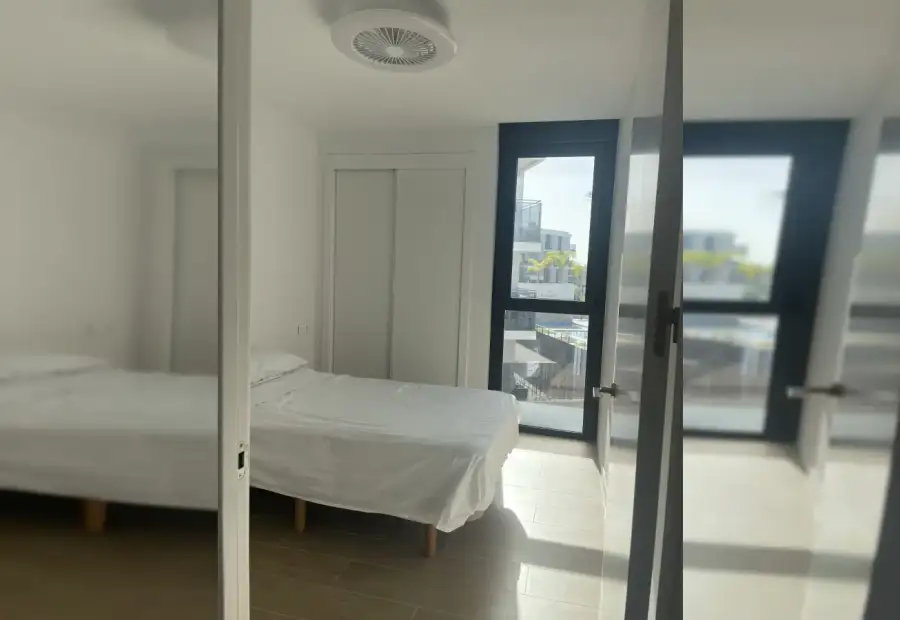 Se alquila habitación en piso compartido de 3 habitaciones en Sant Joan en Alicante (Alacant)