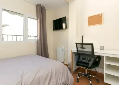 Se alquila habitación en piso de 4 habitaciones en Granada en Granada