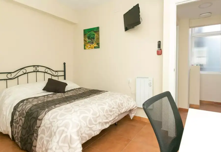 Se alquila habitación en piso de 4 habitaciones en Granada en Granada