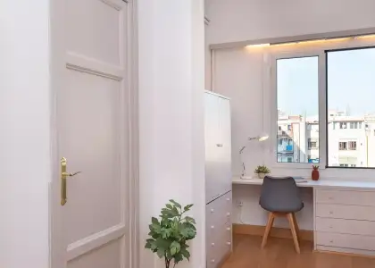 Se alquila habitación en piso de 6 habitaciones en Barcelona en Barcelona
