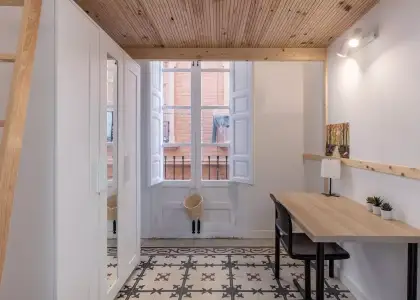 Se alquila habitación en piso de 8 habitaciones en Granada en Granada